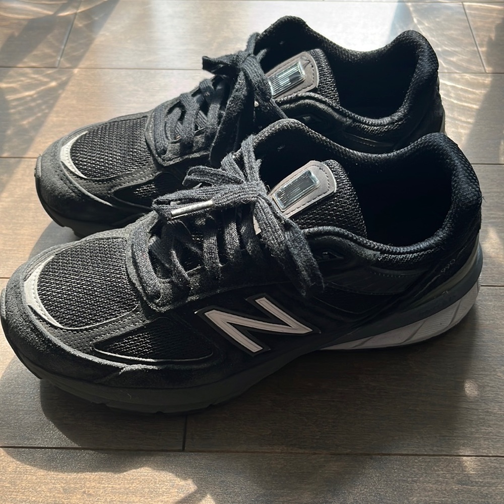 New Balance 990 dad shoe sneaker black. Women US size 7. Good condition.